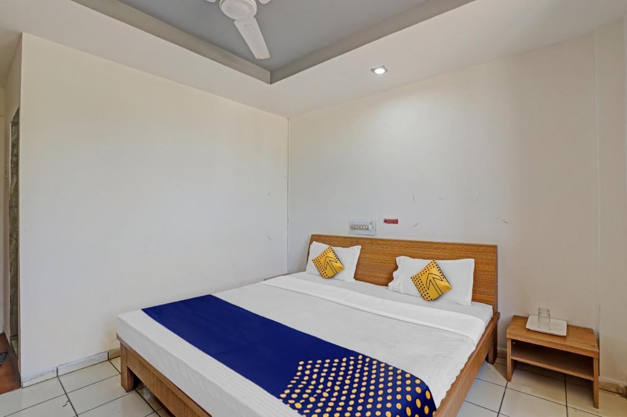 Oyo Flagship 80463 Hotel Mini Palace Vadodara Eksteriør billede