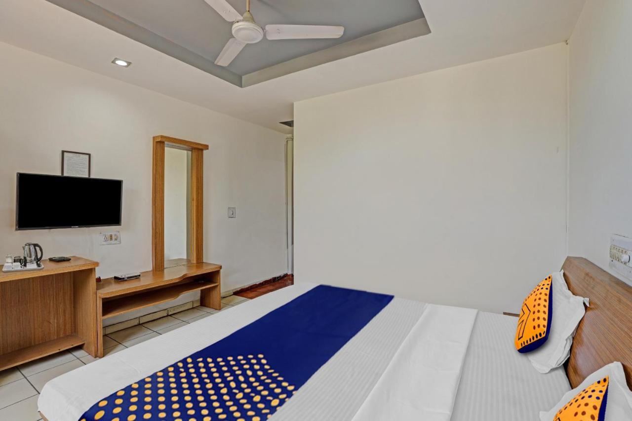 Oyo Flagship 80463 Hotel Mini Palace Vadodara Eksteriør billede