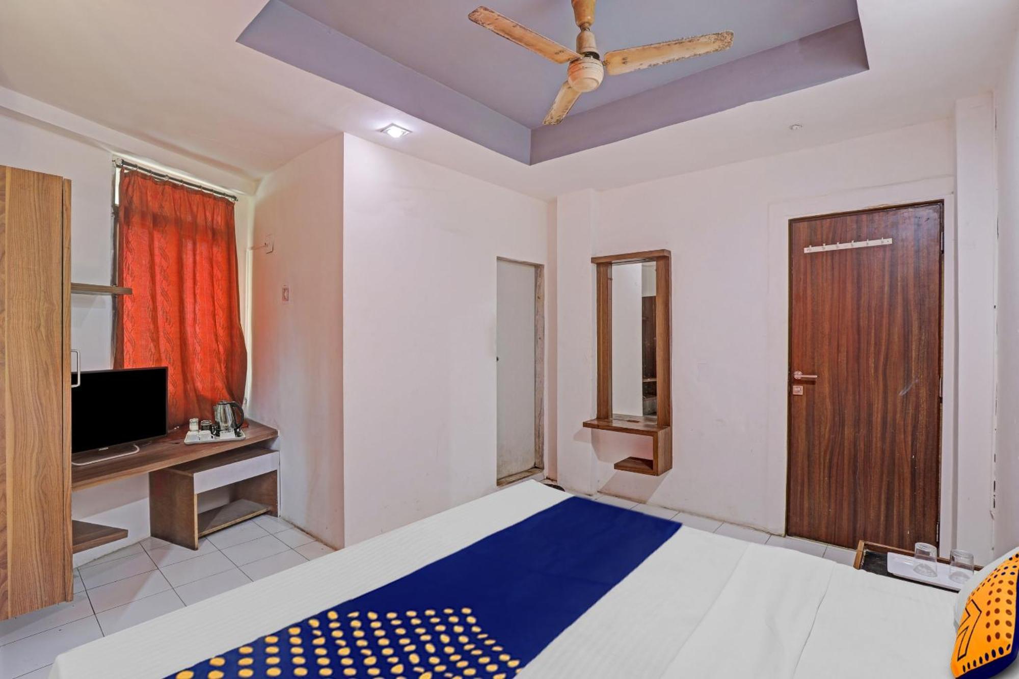 Oyo Flagship 80463 Hotel Mini Palace Vadodara Eksteriør billede