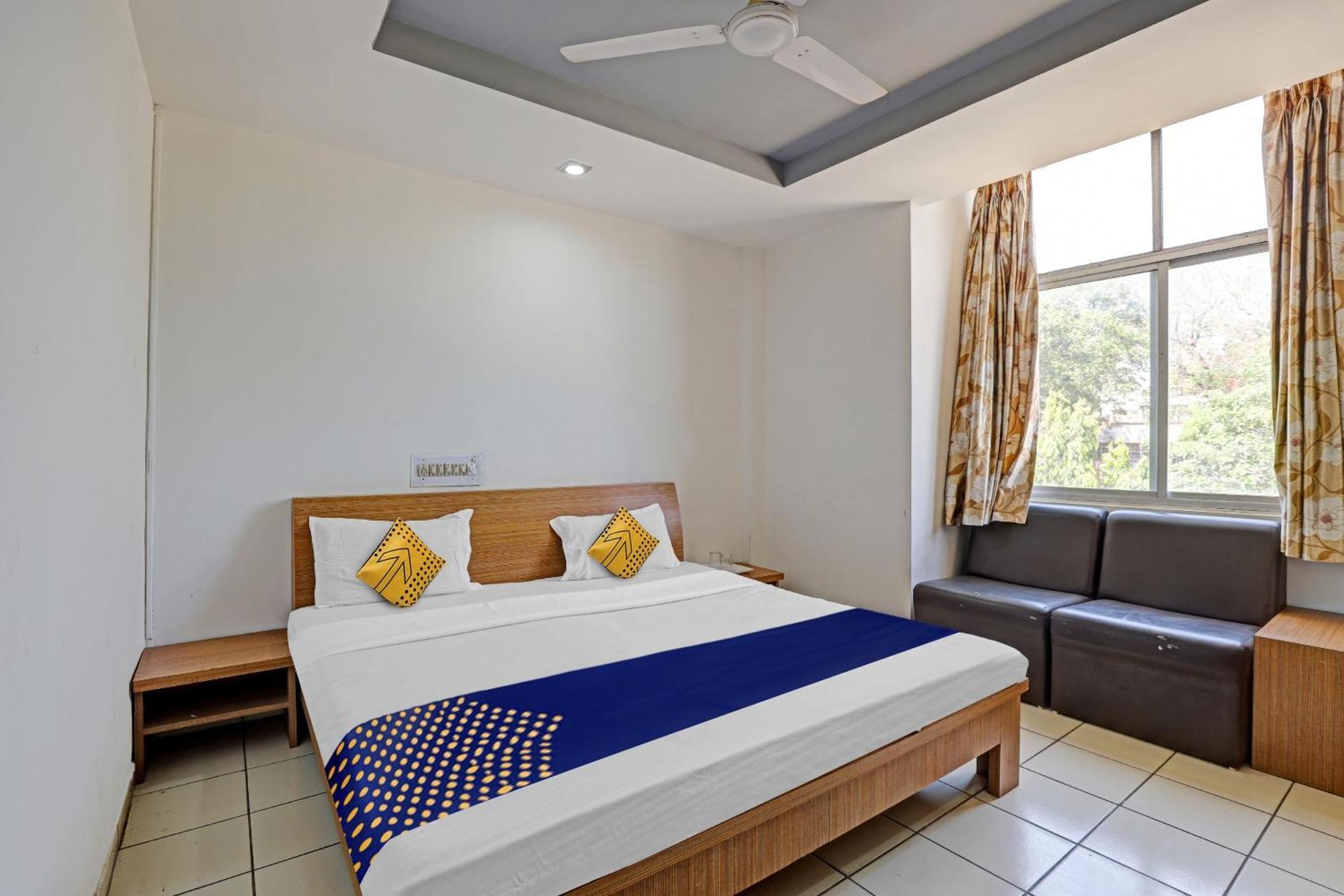 Oyo Flagship 80463 Hotel Mini Palace Vadodara Eksteriør billede